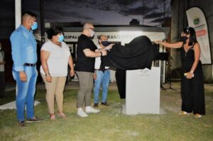 en honor al músico chaqueño Oscar Alemán realizado por el enorme escultor Evaristo Monzón.