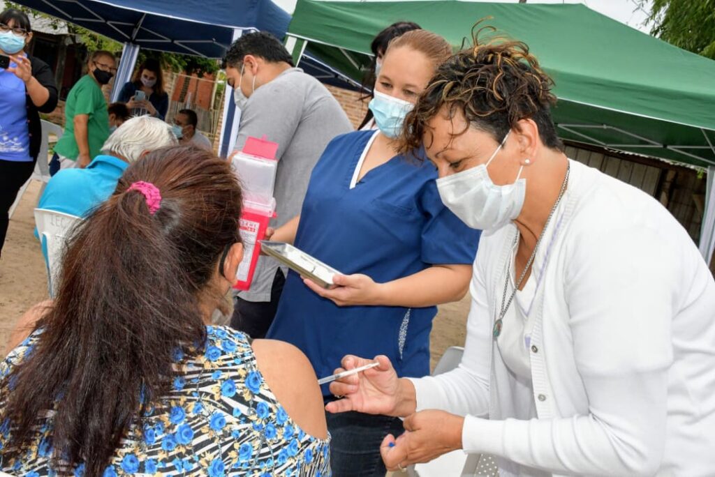 Salud Pública acercó una posta de vacunación móvil contra covid-19 al barrio Mapic
