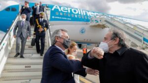 El Presidente arribó al país luego de su gira europea por Portugal, España, Francia e Italia