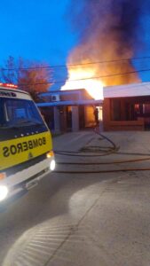 Se produjo un incendio de gran magnitud en una vivienda por Yrigoyen