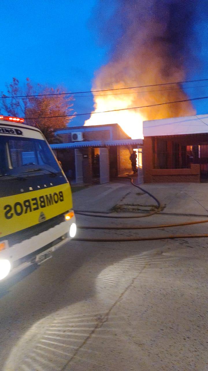 Se produjo un incendio de gran magnitud en una vivienda por Yrigoyen