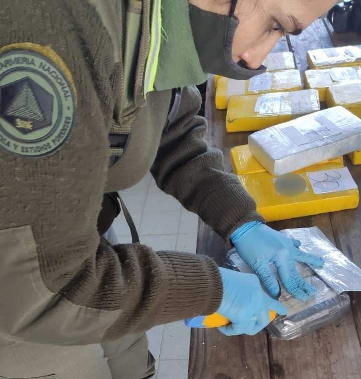 Secuestran 60 kilos de cocaína que eran trasladados ocultos en un camión