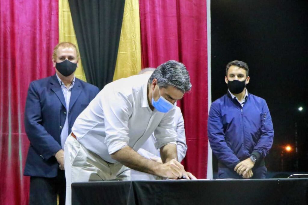 En La Escondida, el gobernador inauguró refacciones de una plaza y anunció nuevas obras