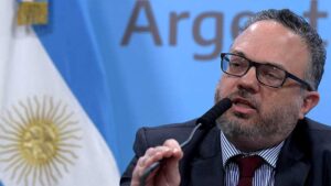 Kulfas afirmó que se está evaluando modificar la prohibición de despidos y la doble indemnización
