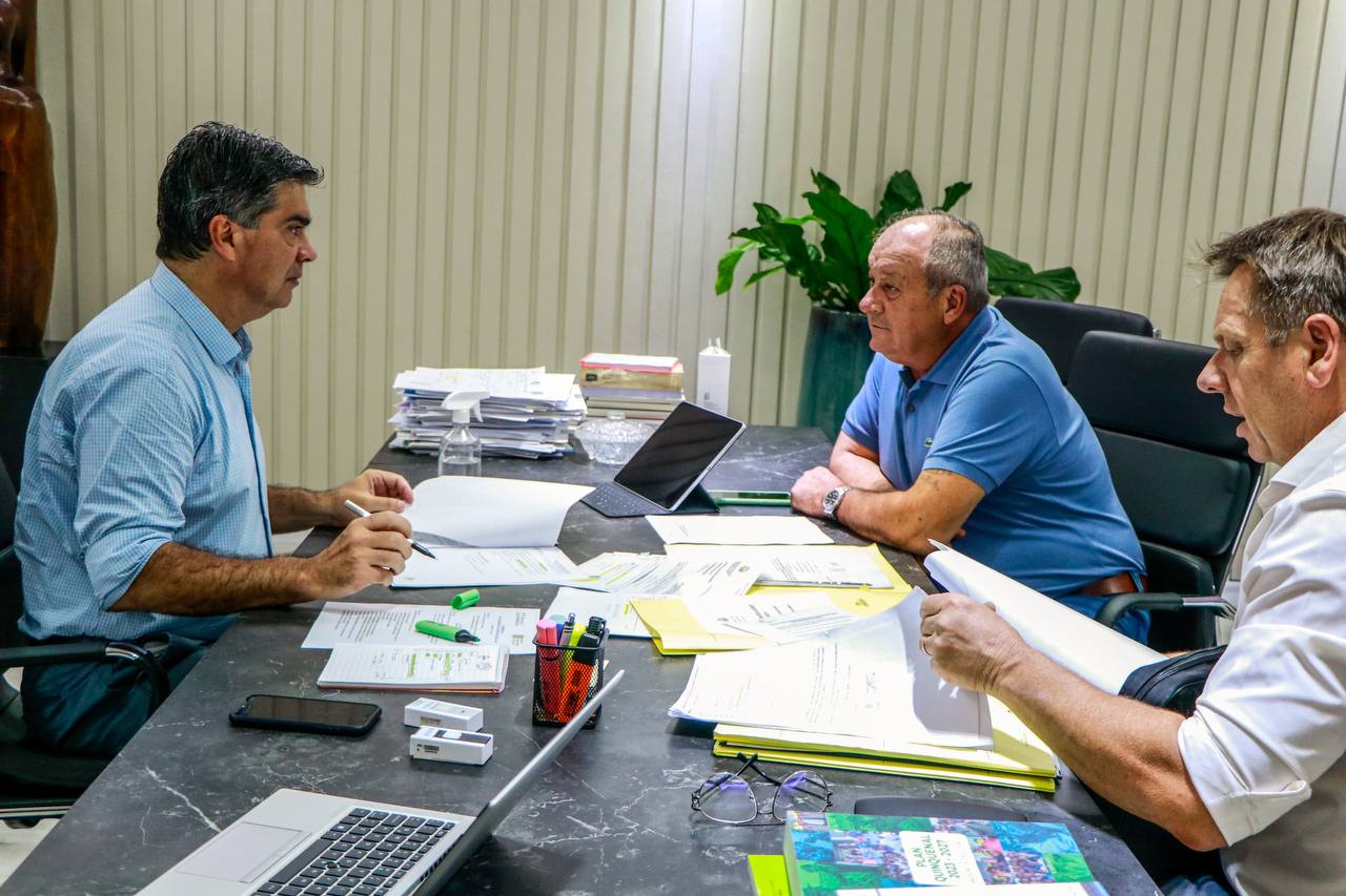 el gobernador Jorge Capitanich recibió este jueves al jefe comunal de La Clotilde, Víctor Gasko,