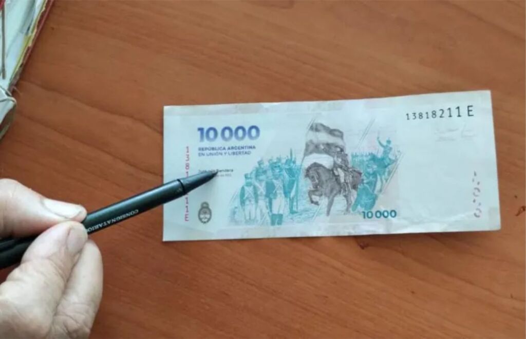 Billetes de diez mil pesos falsos