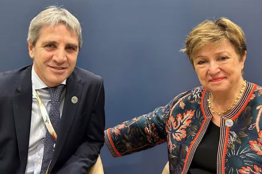 La directora gerente, Kristalina Georgieva, junto con el ministro de Economía, Luis Caputo