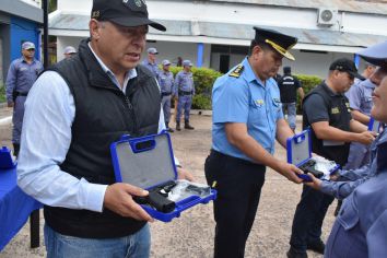 acto de entrega de armas a policias