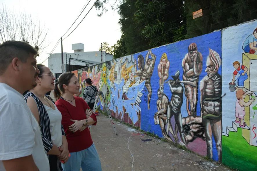 Encuentro de grafitero y muralista