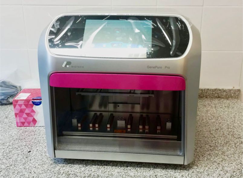 extractor automatizado de ADN y ARN al laboratorio del Hospital 4 de Junio