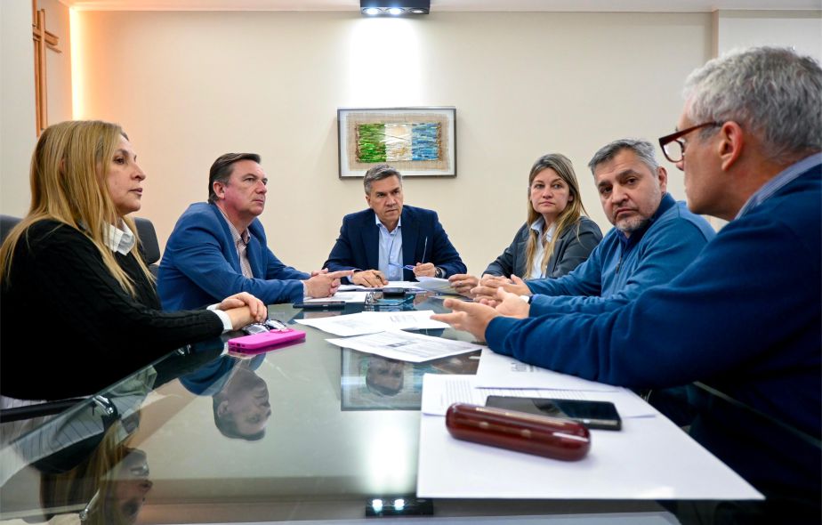 El gobernador Leandro Zdero, junto al equipo económico