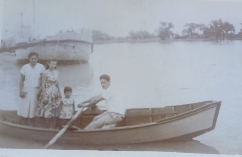una familia, una canoa, recuerdos que navegan en el