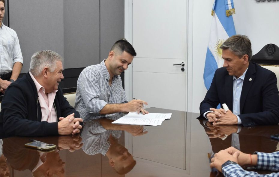 Leandro Zdero, el intendente Bruno Cipolini y la empresa Sameep